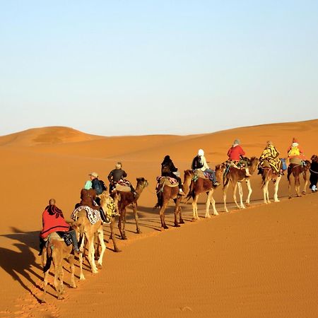 ホテル Sahara Camel Tours Camp メルズーガ エクステリア 写真