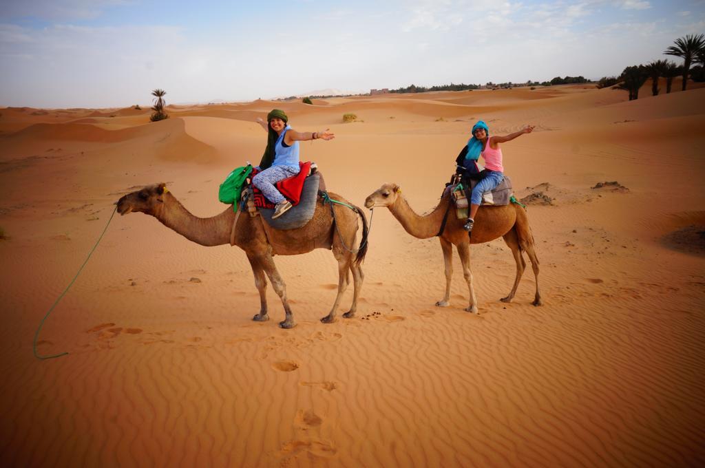 ホテル Sahara Camel Tours Camp メルズーガ エクステリア 写真