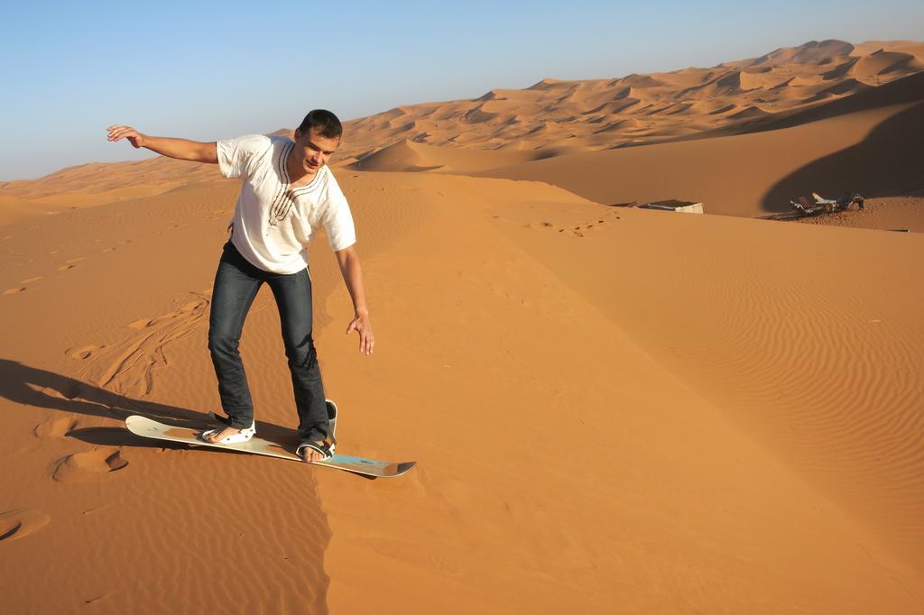 ホテル Sahara Camel Tours Camp メルズーガ エクステリア 写真