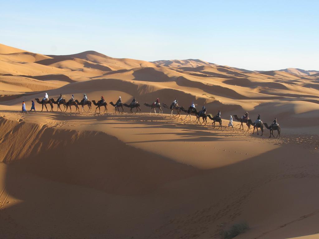 ホテル Sahara Camel Tours Camp メルズーガ エクステリア 写真