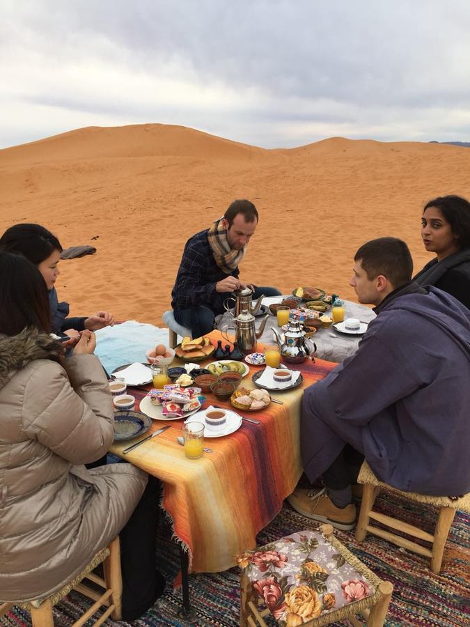 ホテル Sahara Camel Tours Camp メルズーガ エクステリア 写真